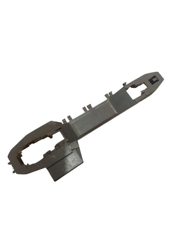 Base soporte manilla puerta izquierda Mitsubishi L200 2016 a 2024