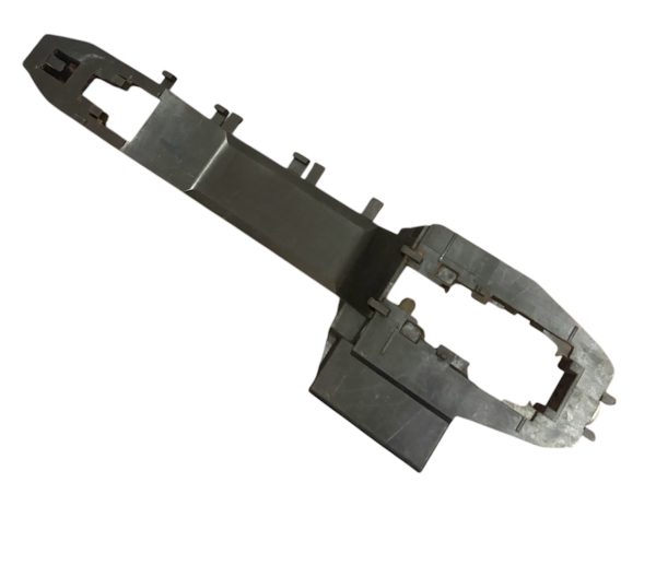 Base soporte manilla puerta izquierda Mitsubishi L200 2016 a 2025